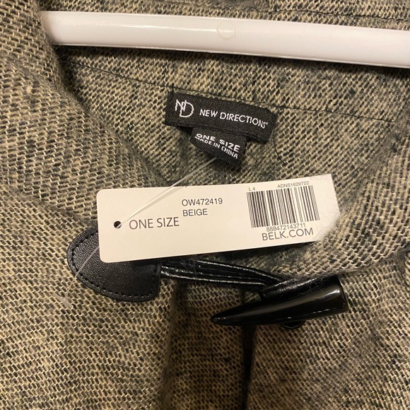 Woman’s Shawl/Cape - Picture 4 of 4